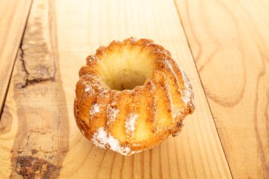 Ahşap bir masada ev yapımı tatlı kekler, yakın plan..