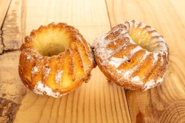 Ahşap bir masada ev yapımı tatlı kekler, yakın plan..