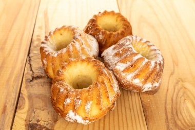 Ahşap bir masada ev yapımı tatlı kekler, yakın plan..