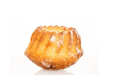 Beyaz arka planda izole edilmiş tatlı ev yapımı kekler, yakın plan..