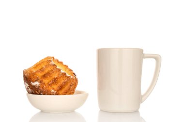 Beyaz arka planda izole edilmiş tatlı ev yapımı kekler, yakın plan..