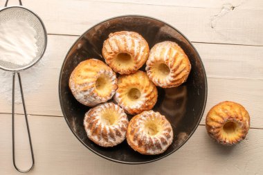 Masada ev yapımı tatlı kekler, yakın çekim, üst manzara..