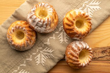 Masada ev yapımı tatlı kekler, yakın çekim, üst manzara..