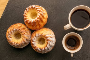 Masada ev yapımı tatlı kekler, yakın çekim, üst manzara..