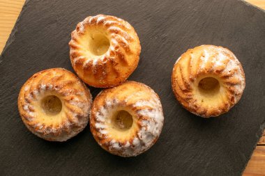 Masada ev yapımı tatlı kekler, yakın çekim, üst manzara..