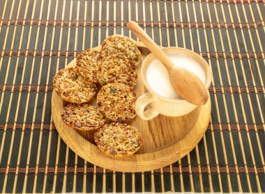 Bambu masasında fındıklı ve ballı daha iyi kurabiyeler..