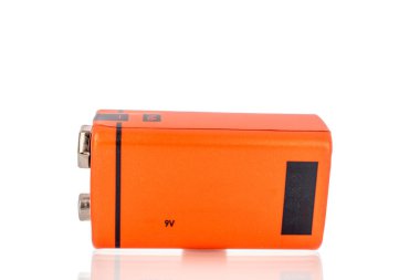 Crown bataryası beyaz arka planda izole edildi, yakın plan..