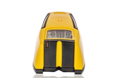 Elektrik kablo dedektörü beyaz arkaplanda izole edildi, yakın plan..