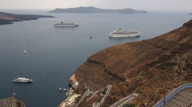 Santorini adası, kaldera ve volkan manzarası Fira başkenti, Ege denizi, Kiklad, Yunanistan 'dan