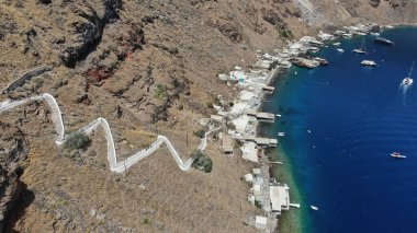 Susuzluk adası, Korfos limanının havadan görünüşü, Ege denizi, Kiklad, Yunanistan