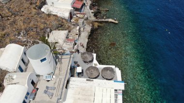 Susuzluk adası hava manzarası, Korfos limanında yel değirmeni, Ege denizi, Kiklad, Yunanistan