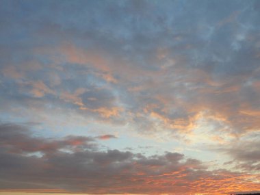 Şehrin üzerinde sonbahar sabahı gökyüzü