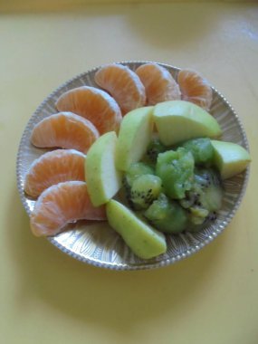 Çok güzel ve lezzetli meyveli bir tabak.