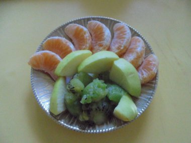 Çok güzel ve lezzetli meyveli bir tabak.