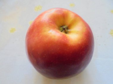 Masada çok güzel kırmızı bir elma var.