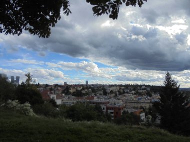 Çek Cumhuriyeti 'ndeki Prag şehrinin gökyüzüne karşı çok güzel bir fotoğrafı.