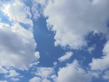 Beyaz bulutlu güzel mavi gökyüzü