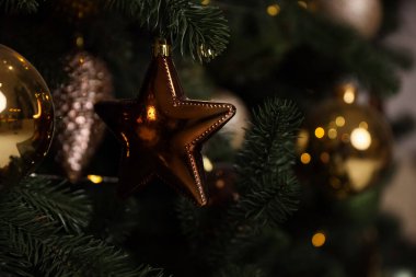 Güzel bir Noel ağacında Noel Baloları ve Dekorasyonları. Yeni yıl arifesinde dekore edilmiş. Metin İçin Yer.