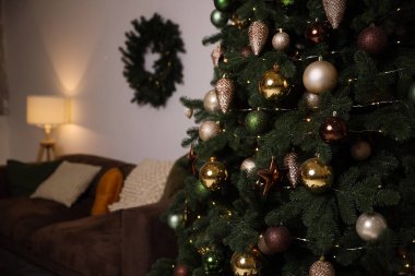 Güzel bir Noel ağacında Noel Baloları ve Dekorasyonları. Yeni yıl arifesinde dekore edilmiş. Metin İçin Yer.