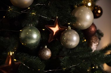 Güzel bir Noel ağacında Noel Baloları ve Dekorasyonları. Yeni yıl arifesinde dekore edilmiş. Metin İçin Yer.