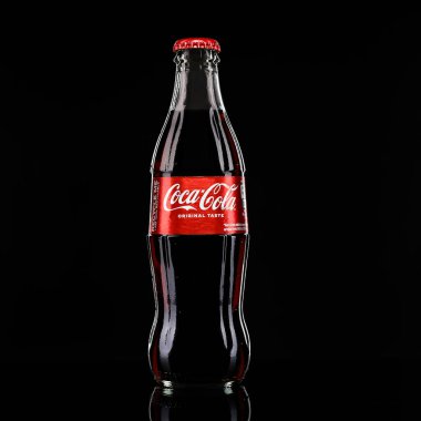 Siyah arkaplanlı bir Coca-Cola şişesi. Yansımalı kola şişesi. Kaunas, Litvanya 11,08,2022: Stüdyo ışıklarını test ederken çekildi
