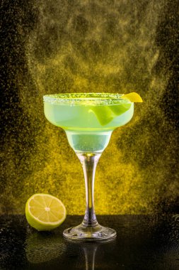 Siyah arka planı ve altın parıltısıyla bardaki at kuyruğu resmi. Limonlu ve yansıtıcı yüzeyli Makro kuyruk resmi