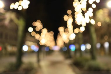 Bokeh 'in şehir, dükkan, restoran, restoran ve sokak manzarasının soyut ve bulanık arkaplanı. Ürünlerinizi sosyal medyada reklam yapmak ve iş görüntüsü almak için göstermelik, göstermelik veya montajda kullanılabilir. Boşluk ve montaj için düzenle veya düzenle.