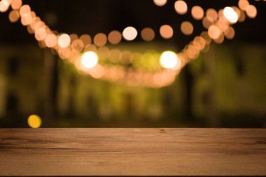 Güzel boş ahşap masa tezgahı, pencere manzarası. Tahta masa, bulanık bokeh arkaplanı ürün montajı için hazır. Şehir, dükkan, restoran, restoran ve şehrin soyut bulanık arkaplanı