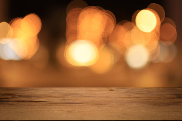 Пустая деревянная столешница, вид на окно. Деревянный стол с размытым бокехом, готовый к монтажу. Абстрактно размытый нейтральный фон города, магазина, магазина, ресторана, города