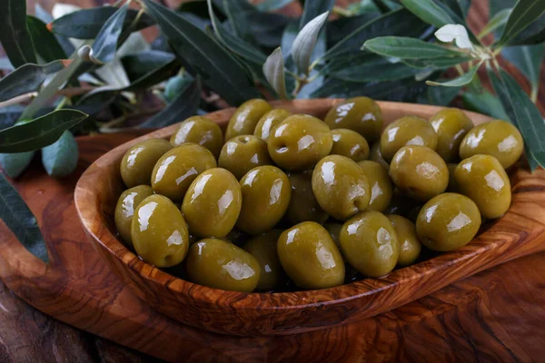 Olive Mediterranee Verdi Una Ciotola Legno — Foto Stock