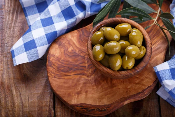 Olives Méditerranéennes Vertes Dans Bol Bois — Photo