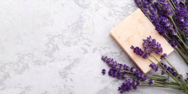 Gri taştan arka planda lavanta çiçekli el yapımı sabun fotokopi aletiyle düzleştirilmiş.
