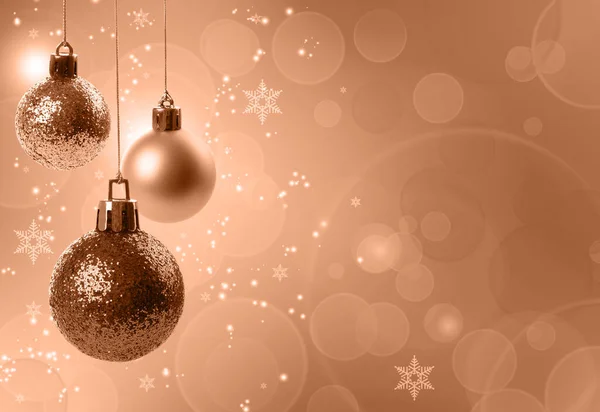 Kartka Świąteczna Wiszącymi Kulkami Stonowana Brzoskwiniowym Kolorem Roku — Zdjęcie stockowe