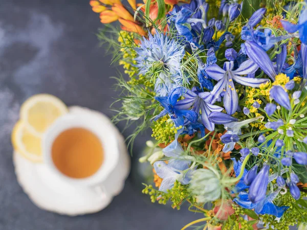Teaidő Közelkép Egy Csokor Virágról Szürke Háttérrel Egy Kiszáradt Csésze — Stock Fotó