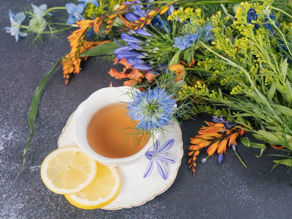 Teaidő Egy Csokor Virág Egy Csésze Fekete Tea Citrommal Szürke — Stock Fotó