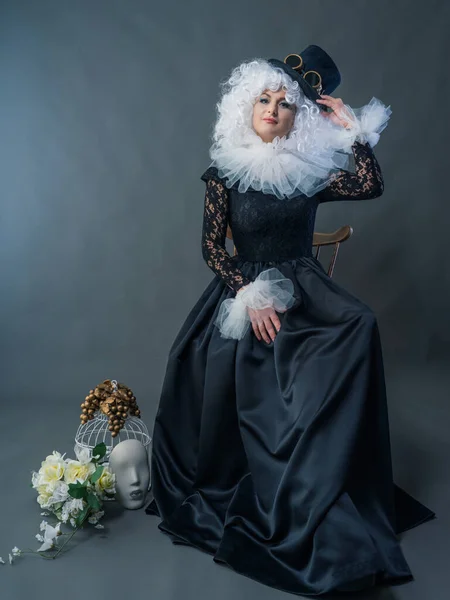 Une Belle Fille Dans Une Robe Noire Vintage Volant Blanc — Photo
