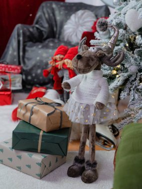 Konforlu koltuk, Noel ağacı, ren geyiği oyuncağı, hediyeler ve stüdyodaki diğer Noel süsleri. Fotoğraf çekiminin yeri. Seçici odak.