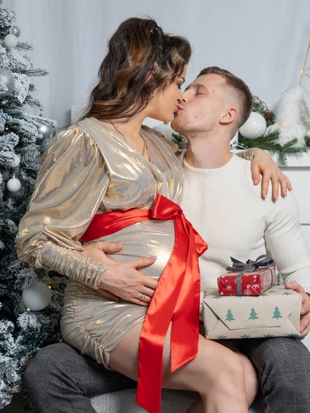 Ein Glückliches Ehepaar Wartet Der Nähe Des Weihnachtsbaums Auf Ein Stockbild