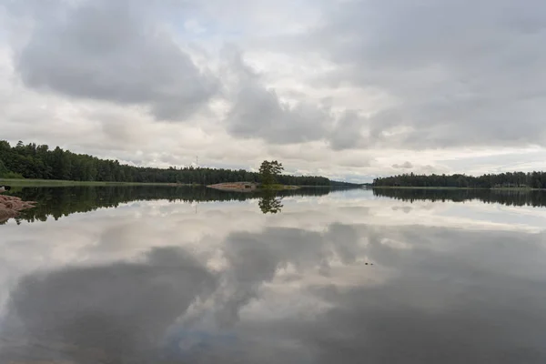 Вид Тихое Озеро Небо Пасмурный День Снаружи Пейзаж Скандинавия Естественный — стоковое фото