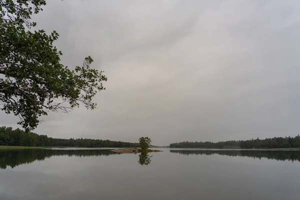 Paysage Automnal Avec Une Rive Lac Une Petite Île Rocheuse — Photo