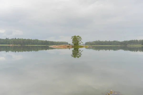 Eine Kleine Felseninsel Inmitten Des Sees Einem Bewölkten Tag Herbstlandschaft — Stockfoto