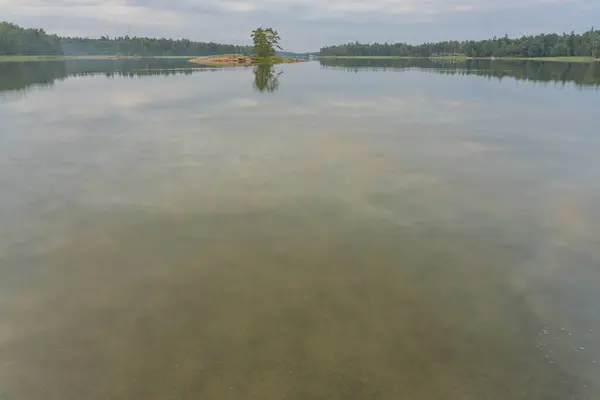 Zielona Woda Zbiornika Mała Skalista Wyspa Oddali Środku Wody Pochmurny — Zdjęcie stockowe