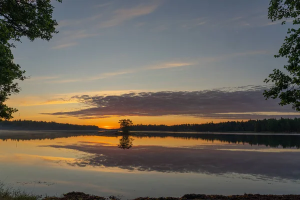Красивый Закат Отражается Озере Естественный Фон — стоковое фото