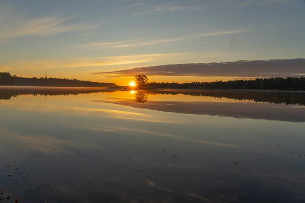 Красивый Закат Отражается Озере Естественный Фон — стоковое фото