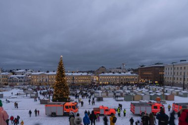Helsinki, Finlandiya - 11 / 19 / 2022: Helsinki 'deki Senato Meydanı' nda Noel geçidi. Bir Noel ağacı, itfaiye kamyonu ve bir sürü insan..