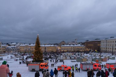 Helsinki, Finlandiya - 11 / 19 / 2022: Helsinki 'deki Senato Meydanı' nda Noel geçidi. Bir Noel ağacı, itfaiye kamyonu ve bir sürü insan..