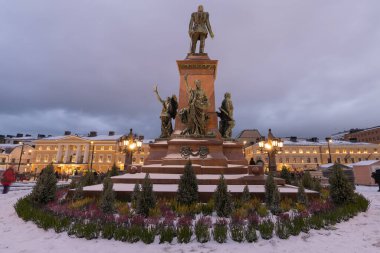 Helsinki, Finlandiya - 11 / 19 / 2022: Noel geçit töreni sırasında Helsinki şehir merkezindeki 2. Alexander Anıtı.