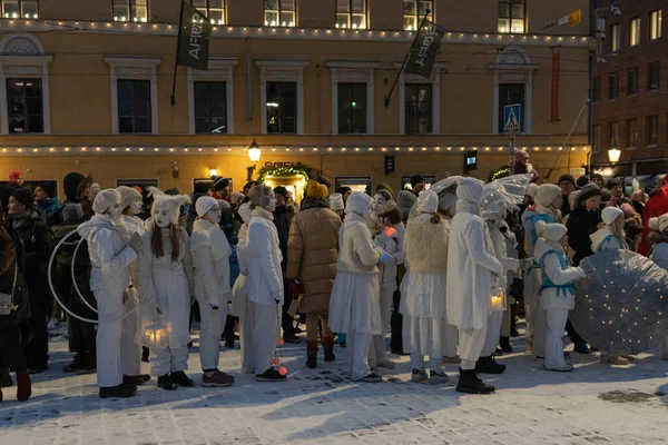 핀란드 2022 광장에서 크리스마스 퍼레이드 흰옷을 사람들 — 스톡 사진
