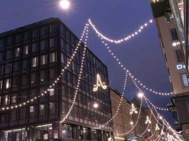 Helsinki, Finlandiya - 11 / 19 / 2022: Helsinki şehir merkezindeki Aleksanterinkatu Caddesi 'nde Noel süslemeleri ve aydınlatma.