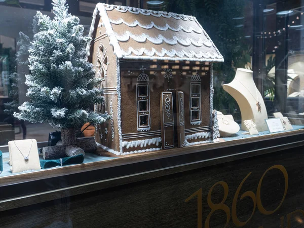 フィンランド ヘルシンキ2022年11月19日 ヘルシンキ中心部のクリスマスパレード中に宝石店の窓に装飾的なジンジャーブレッドハウス — ストック写真